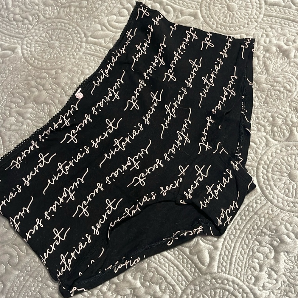 Victoria’s Secret LG Shortie panti.
